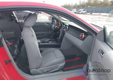 2008 Ford Mustang Gt Deluxe/Gt Premium z USA, uszkodzony, nr VIN 1ZVHT82H585178185